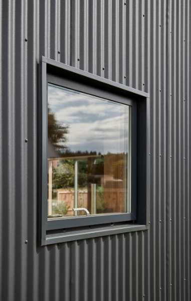 „Pinteressante“ Dach- und Fassadenlösung mit Sinusprofilen,